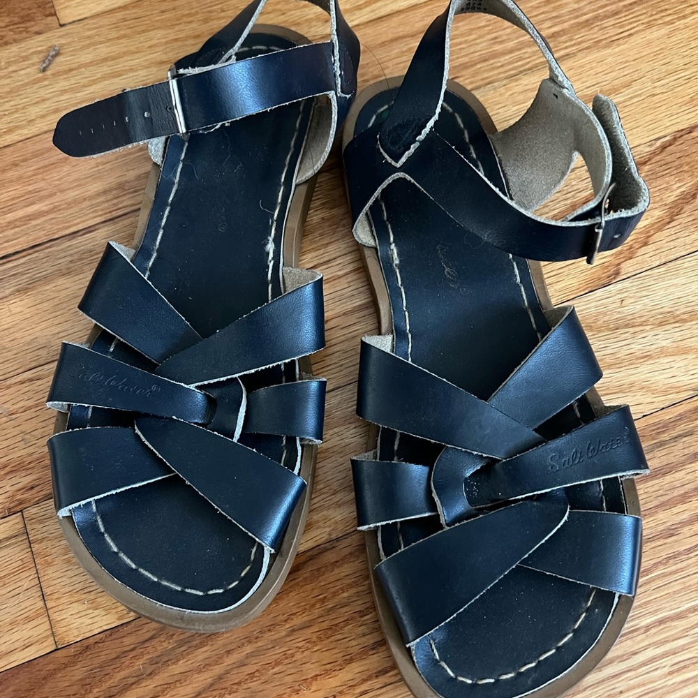 Saltwater original sandals size 7 navy